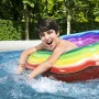 Junge spielt im Bestway Fast Set Pool-Set Ø 457 cm, Quick-Up Pool mit Luftring in Rattan-Optik.