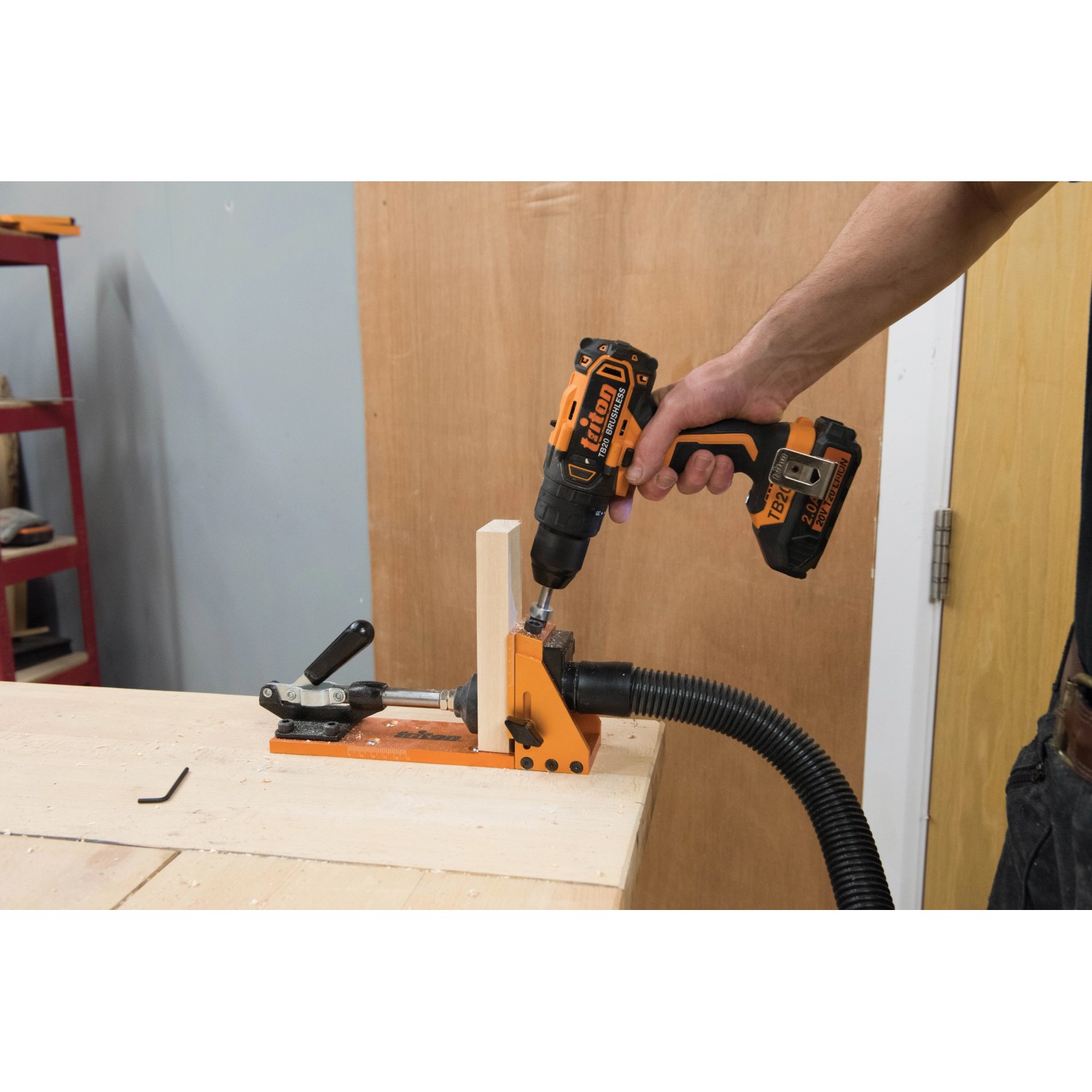 Triton Taschenbohrlehre TW7PHJ im Einsatz mit Akkuschrauber, Zubehör für präzise Bohrungen.