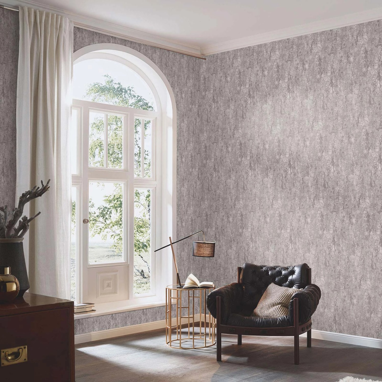 Wohnraum mit Bricoflor Taupe Tapete Guido Maria 1037538, Struktur und Farbverlauf.