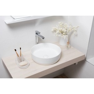 Runde, weiße matte Swiss Aqua Technologies Waschschale auf Holzplatte im Bad, inkl. Ablaufgarnitur. Modernes Aufsatzwaschbecken.