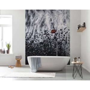 Komar Fototapete Red Rock (200x250 cm) im Badezimmer: Küstenmotiv mit schwarzem Kies und Gischt.