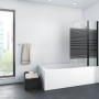 Aurlane Badewannenfaltwand Black Lines, 2-teilig, schwarz, 100x140 cm auf Badewanne im Badezimmer.