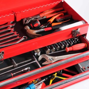 Gefüllter, roter Werkzeugkoffer mit diversen Werkzeugen wie Hammer, Schraubenschlüssel, Zangen und Schraubendreher.