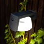 Anthrazitfarbene Lutec Solar-LED-Wandleuchte Moon für den Außenbereich.