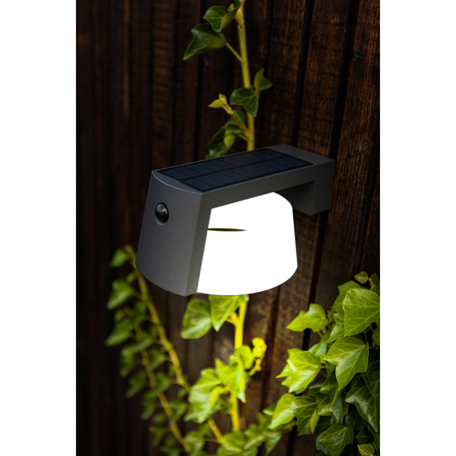 Anthrazitfarbene Lutec Solar-LED-Wandleuchte Moon für den Außenbereich.