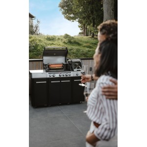 Enders Gasgrill Uniq Pro 3 Iko Cruster mit Cruster Zone und schwarzem Unterschrank.