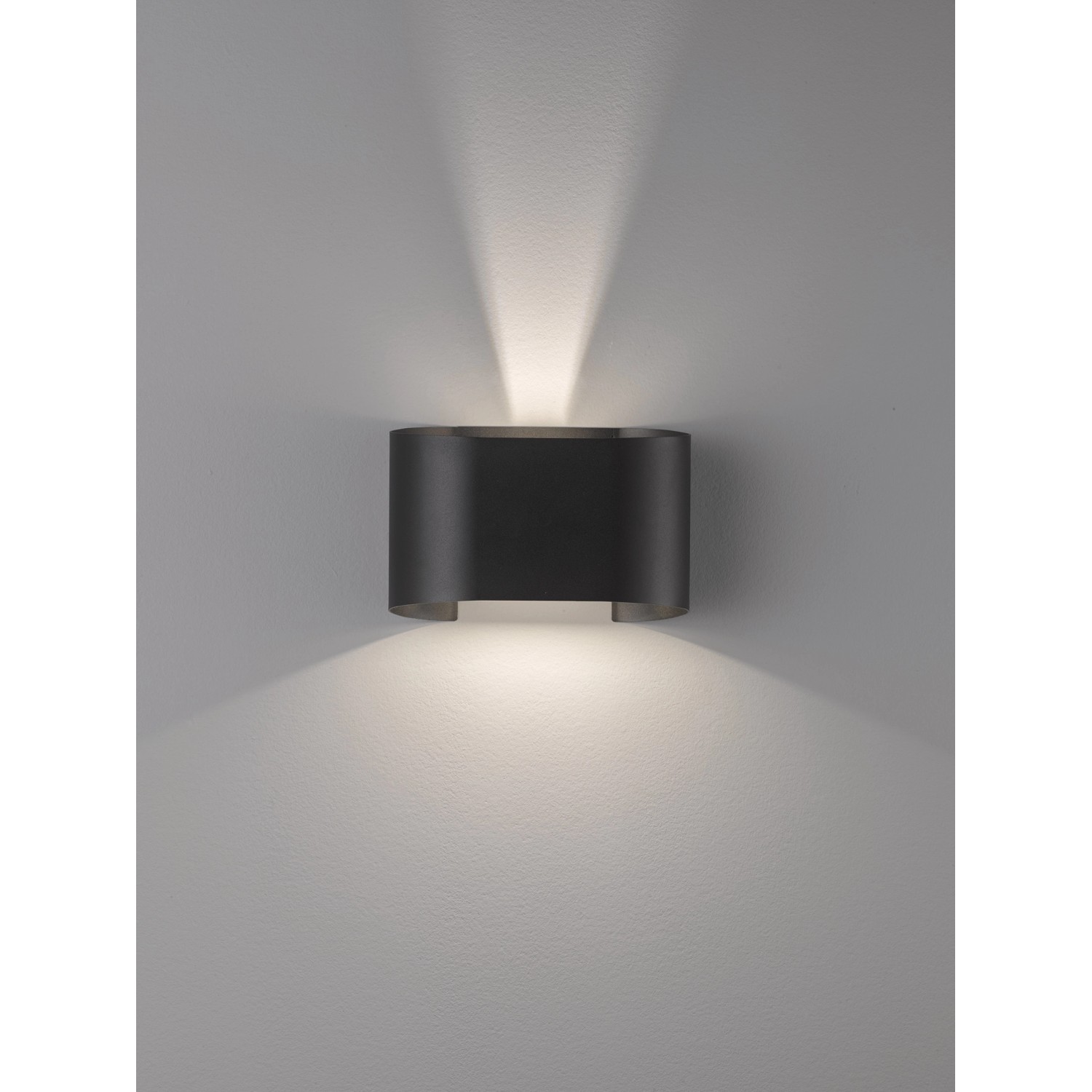 Moderne schwarze LED-Wandleuchte Wall von Fischer & Honsel mit Lichteffekt nach oben und unten.