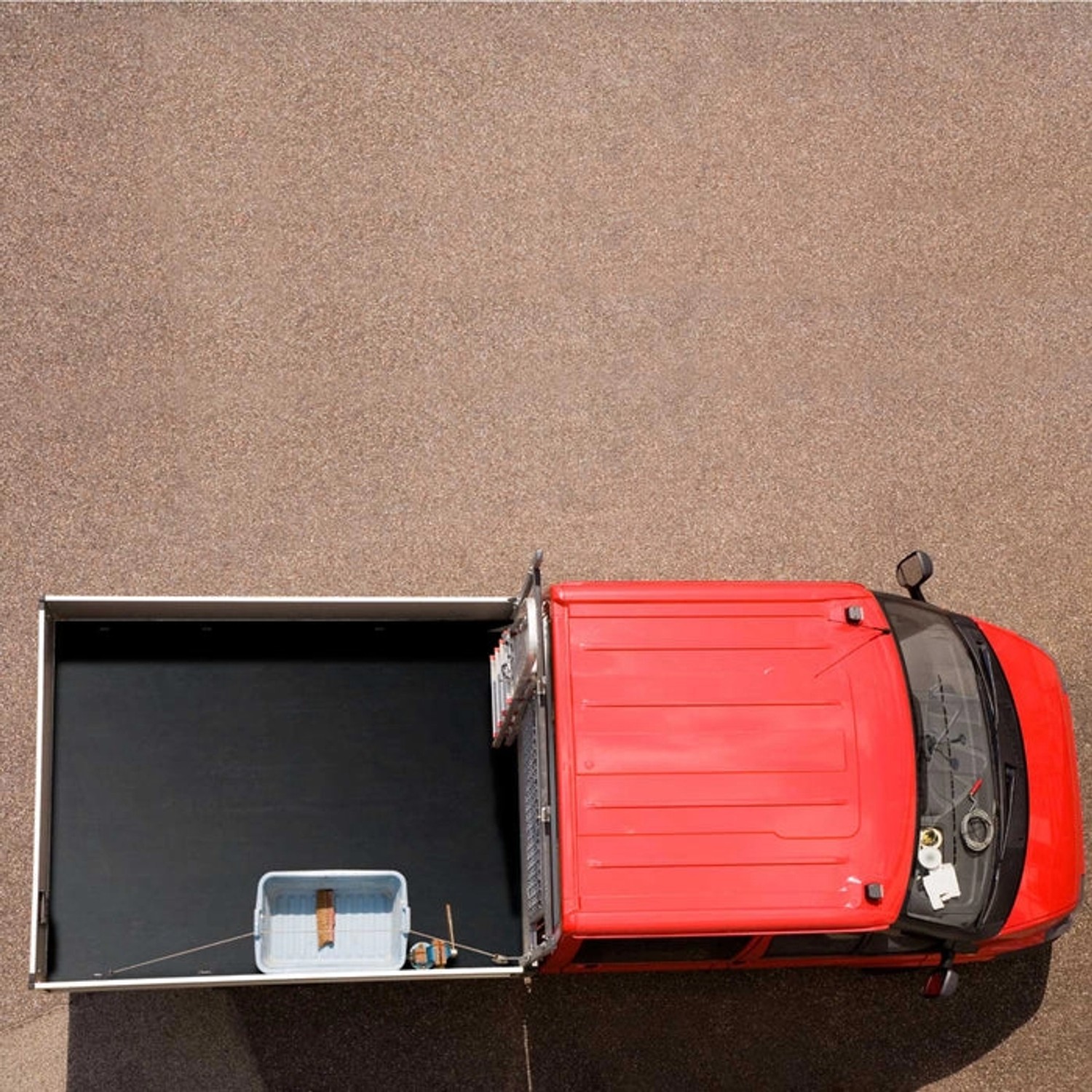 Karat SBR Gummimatte 4mm auf rotem Pritschenwagen, rutschhemmend und universell einsetzbar.