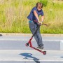 Junger Skater springt mit rotem ArtSport Stuntscooter im Skatepark. Ideal für Tricks und Spiel & Spaß.