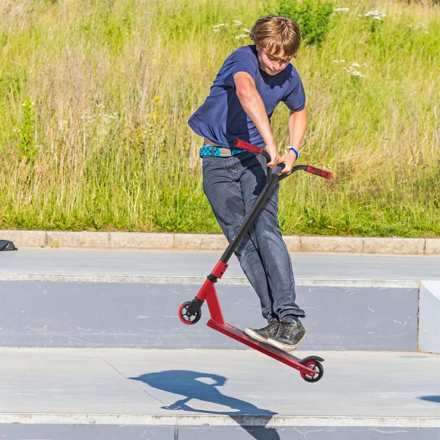 Junger Skater springt mit rotem ArtSport Stuntscooter im Skatepark. Ideal für Tricks und Spiel & Spaß.