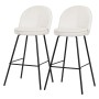 Zwei moderne beige Barhocker mit Stoffbezug und schwarzen Metallbeinen, 75 cm hoch.