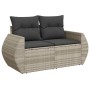 Hellgraue 2-Sitzer Garten-Sofagarnitur aus Poly Rattan mit grauen Kissen.