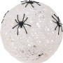 Papier Deko Kugel (15cm) mit LED-Lichtern und schwarzen Spinnen für Halloween.