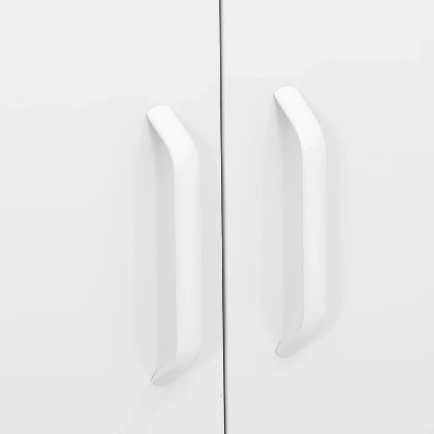 Detailaufnahme: Weißer Büroschrank vidaXL mit Griffen an den Türen.