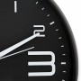 Detailaufnahme der schwarzen Wall-Art Wanduhr Modern, Ø 38,5 cm, mit weißen Ziffern und Zeigern.