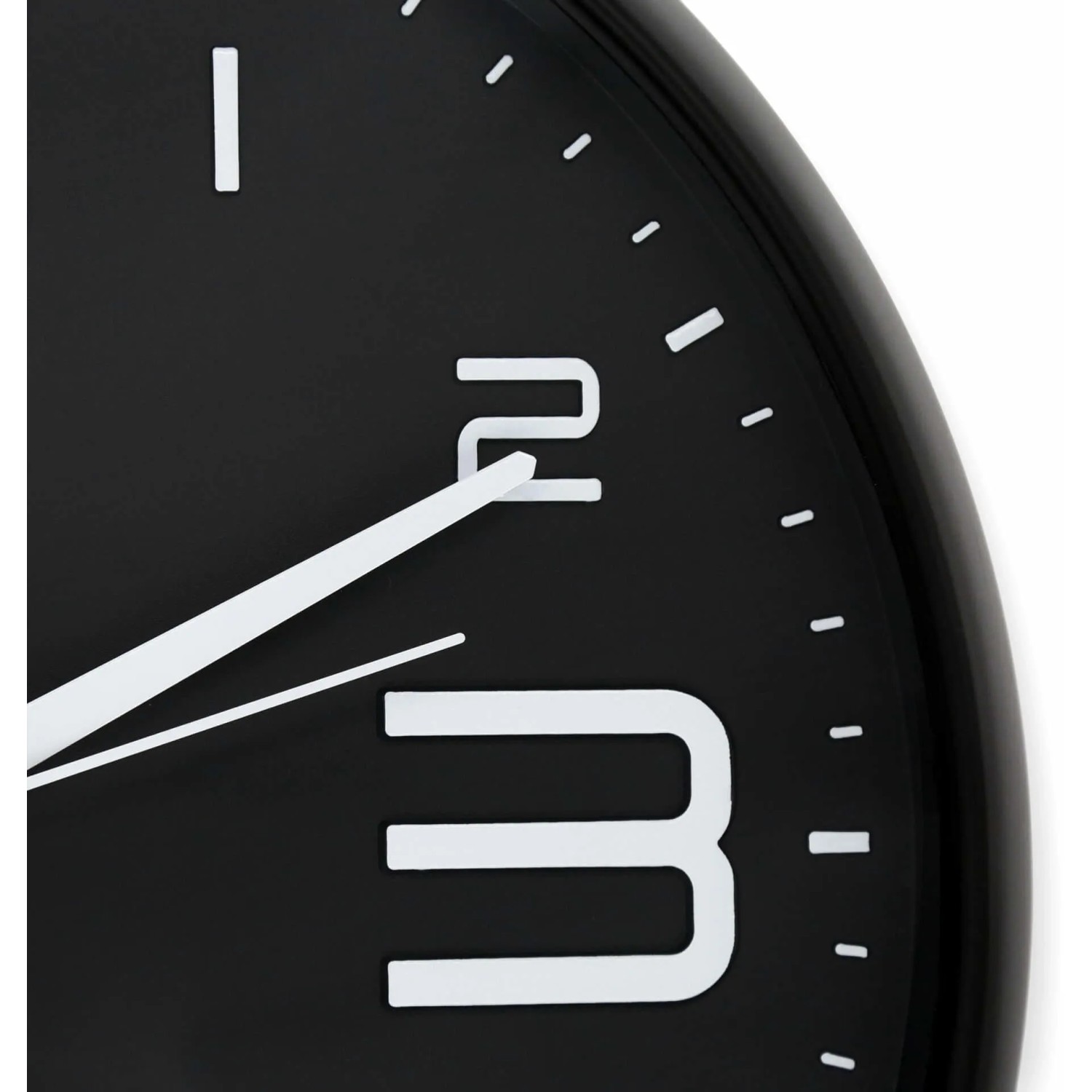 Detailaufnahme der schwarzen Wall-Art Wanduhr Modern, Ø 38,5 cm, mit weißen Ziffern und Zeigern.