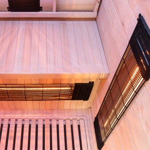 Innenansicht der Dewello Infrarotkabine Hamlin mit Vollspektrumstrahler und Hemlock-Holz.