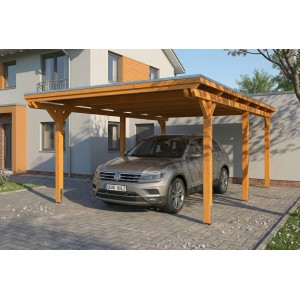 Skan Holz Carport Emsland aus hellem Leimholz, Eiche hell, mit Flachdach und Stahl-Dachplatten. Ein graues Auto parkt darunter.