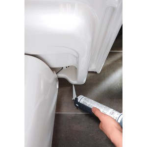 Anwendung der wolfcraft Gelenkkartuschenspritze beim Verfugen einer Toilette.