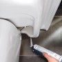 Anwendung der wolfcraft Gelenkkartuschenspritze beim Verfugen einer Toilette.