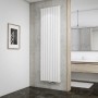 Schulter Design-Heizkörper Aachen, alpinweißer Heizkörper mit Mittelanschluss im modernen Bad.