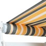 Detailansicht der grau-gelb gestreiften MCW Alu-Markise 2,5x2m. Markisenstoff aufgerollt.
