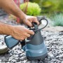 Schmutzwasserpumpe TPS 8000 (400 W) in Nutzung, mit Schwimmerschalter und Tragegriff.