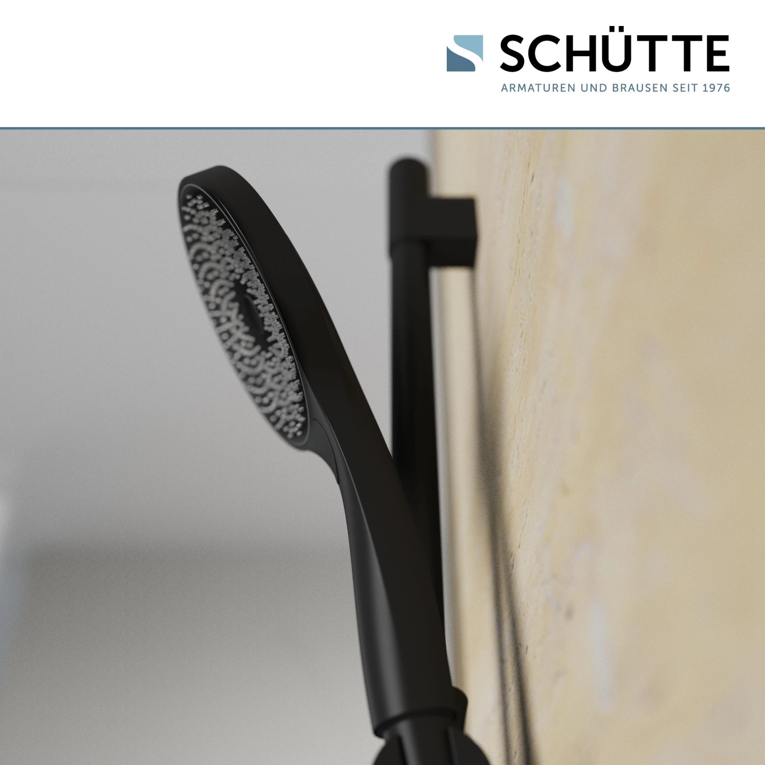 Schütte Stangenbrause-Set Capri, Schwarz Matt, an der Wand montiert.