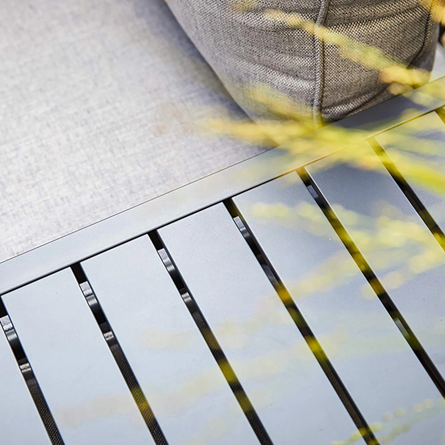 Detailaufnahme: Anthrazitfarbenes Lounge-Set Willa aus Aluminium mit grauen Polstern.