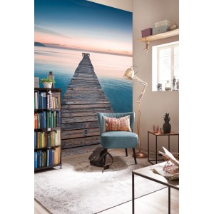 Komar Vlies Fototapete Morning Breeze mit Holzsteg über blauem Wasser im Raum.