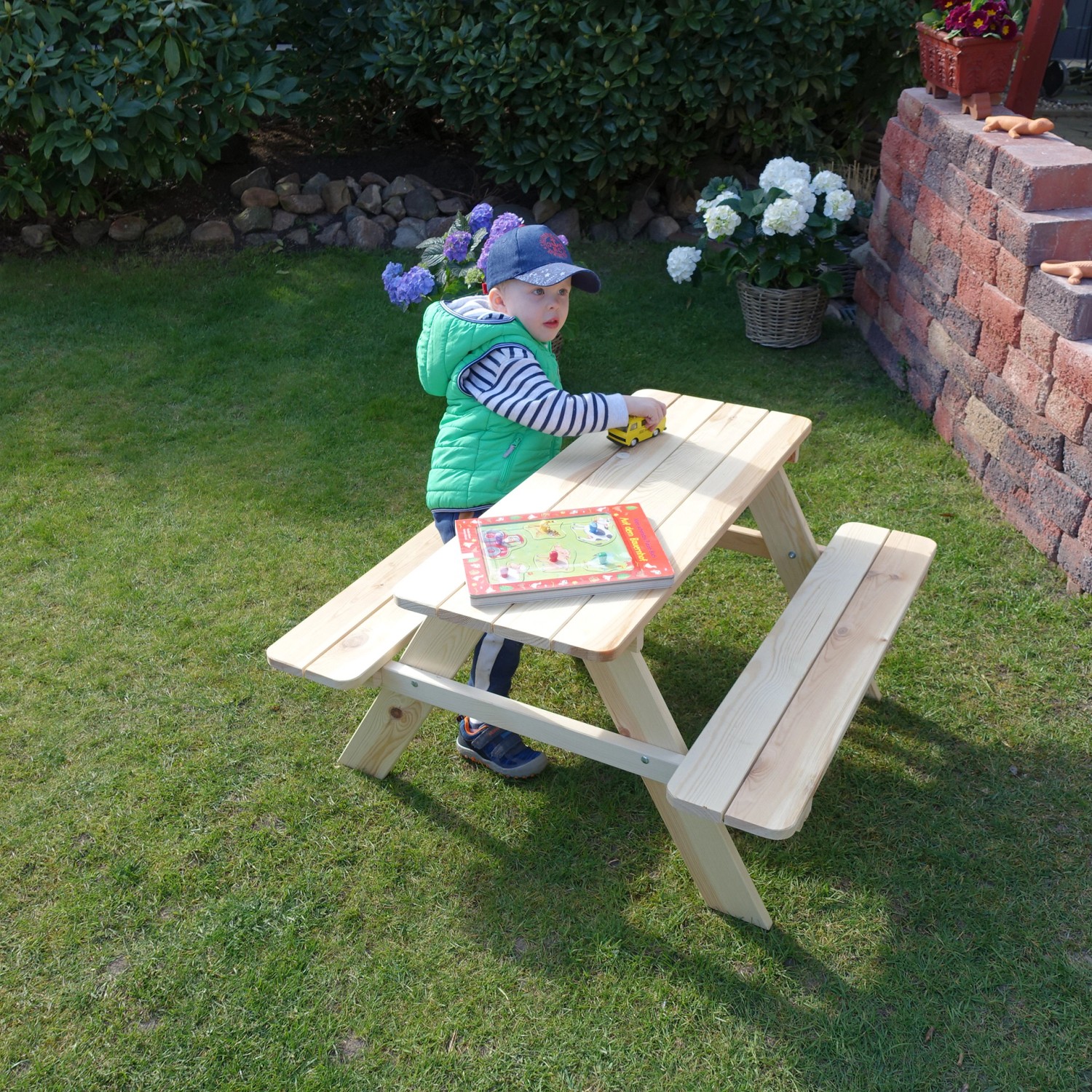 Promadino Limobank für Kinder aus Kiefernholz, naturbelassen, im Garten mit Kind.