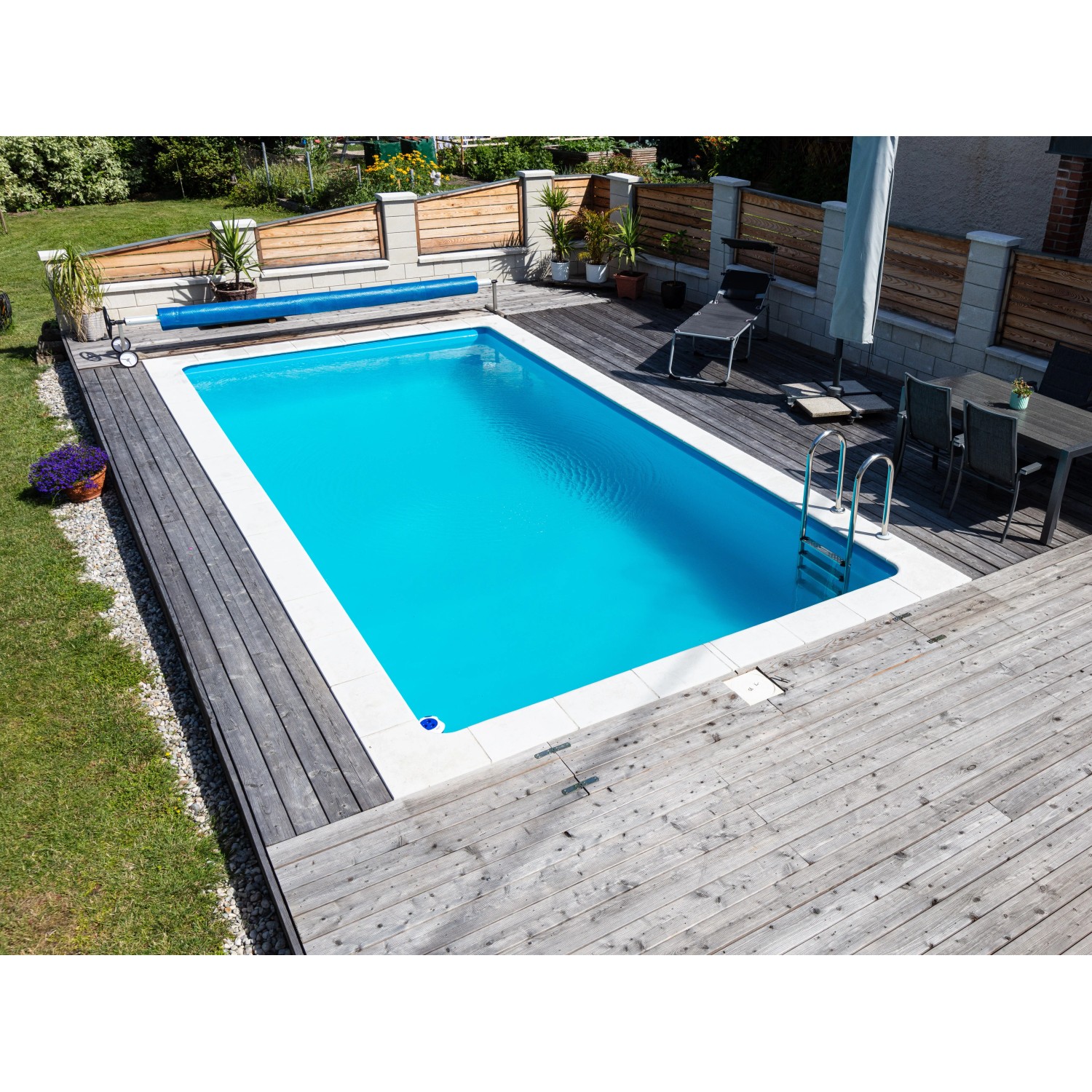 Steinbach Styropor Pool-Set Basic, 700x350x150 cm, eingebaut in Holzterrasse im Garten.