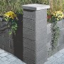 Graue Gartenmauer mit Pfeilerabdeckplatte (45x45x6 cm) als Abschluss.