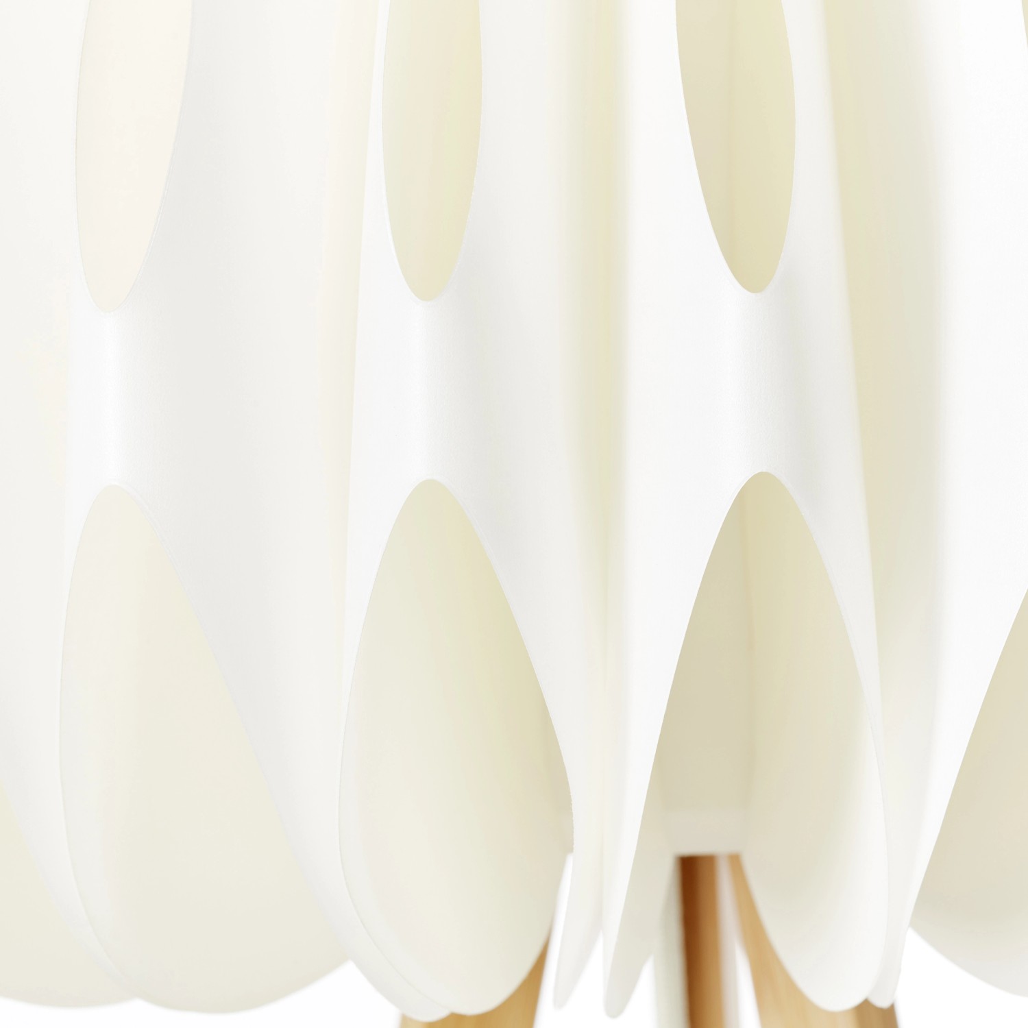 Detailansicht: Dreibein-Stehlampe Inna mit weißem Schirm und hellem Holzfuß.