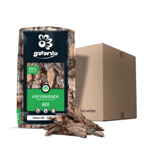 Galamio Kiefernrinde Deko 60l Sack mit loser Rinde und Karton im Hintergrund.