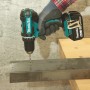 Makita Akku-Bohrschrauber DDF482RFJ beim Bohren in Metall. Akkuschrauber mit 18V Akku im Einsatz.