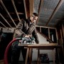 Handwerker sägt mit Metabo Akku-Handkreissäge KS 18 LTX 57 ein Brett. Inkl. Staubsaugeranschluss.