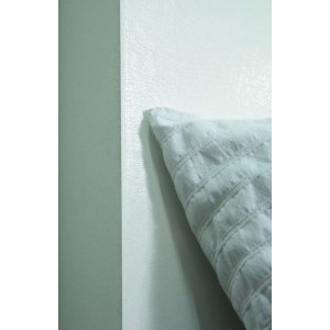 d-c-fix Klebefolie Uni Geprägt Weiß, 200x45cm, mit Lederoptik und Kissen im Anschnitt.