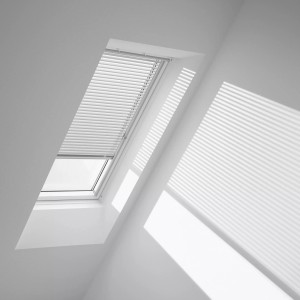 Weisse Velux Jalousie PAL C04, 55x98 cm, am Dachfenster mit Lichtreflexionen.