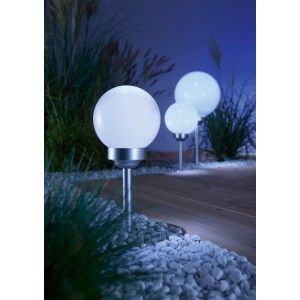 Mehrere Solarleuchten Bojano mit Erdspieß, weiße LED-Kugeln im Garten.