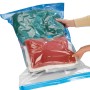 Wenko Vakuum Aufbewahrungssystem 2er-Set (90x56cm) mit Kleidung in durchsichtigen Kunststoffbeuteln.