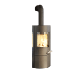 Schwarzer Haas+Sohn Kaminofen aus Stahl, 6,4 kW, mit Automatik und brennendem Holz im Feuerraum.