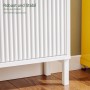 Weißer SoBuy Schuhkipper mit geriffelten Türen und stabilen Metallbeinen. Kippschutz für sicheren Stand im Flur.