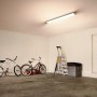 Eingeschaltete, weiße Philips LED-Feuchtraumleuchte Projectline an Garagendecke.