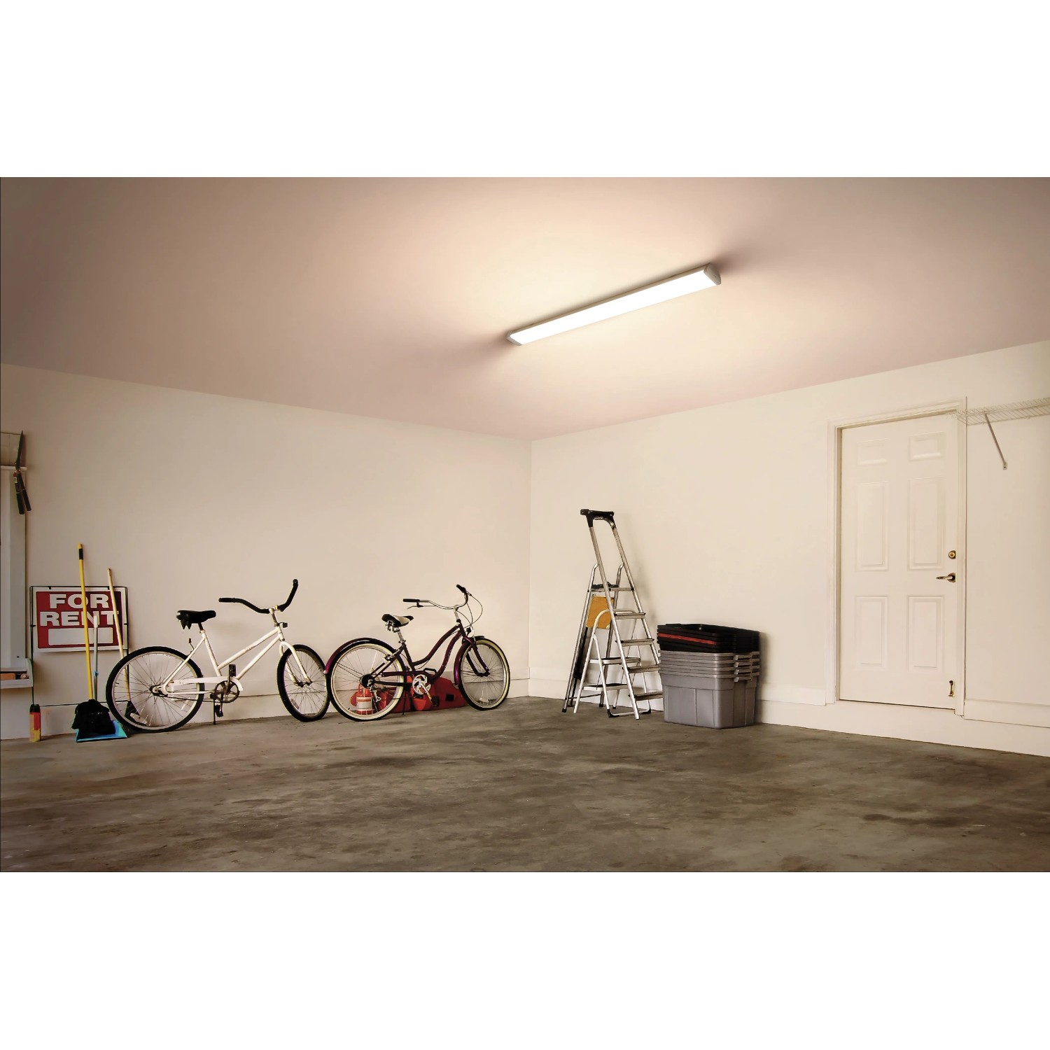 Eingeschaltete, weiße Philips LED-Feuchtraumleuchte Projectline an Garagendecke.