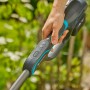 Gardena Akku-Trimmer PowerTrim 30/18V in Nutzung, Hand am Griff