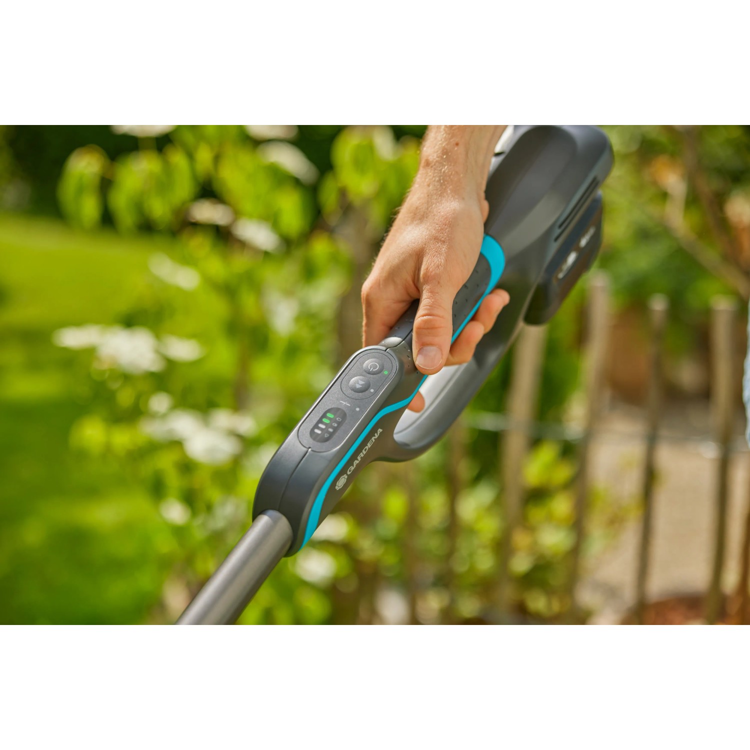 Gardena Akku-Trimmer PowerTrim 30/18V in Nutzung, Hand am Griff