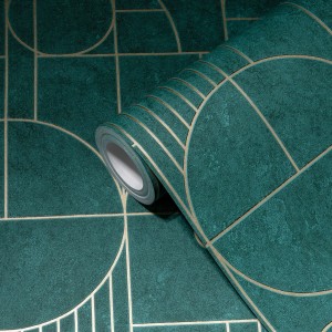 Livingwalls Vliestapete mit geometrischem Muster in Grün und Gold, aufgerollt.