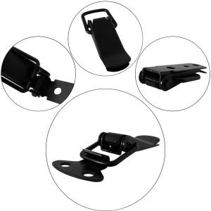 Vier schwarze SOTECH LATCH Kniehebelspanner aus Stahl. Robuste Spannverschlüsse für Kisten und Möbel.