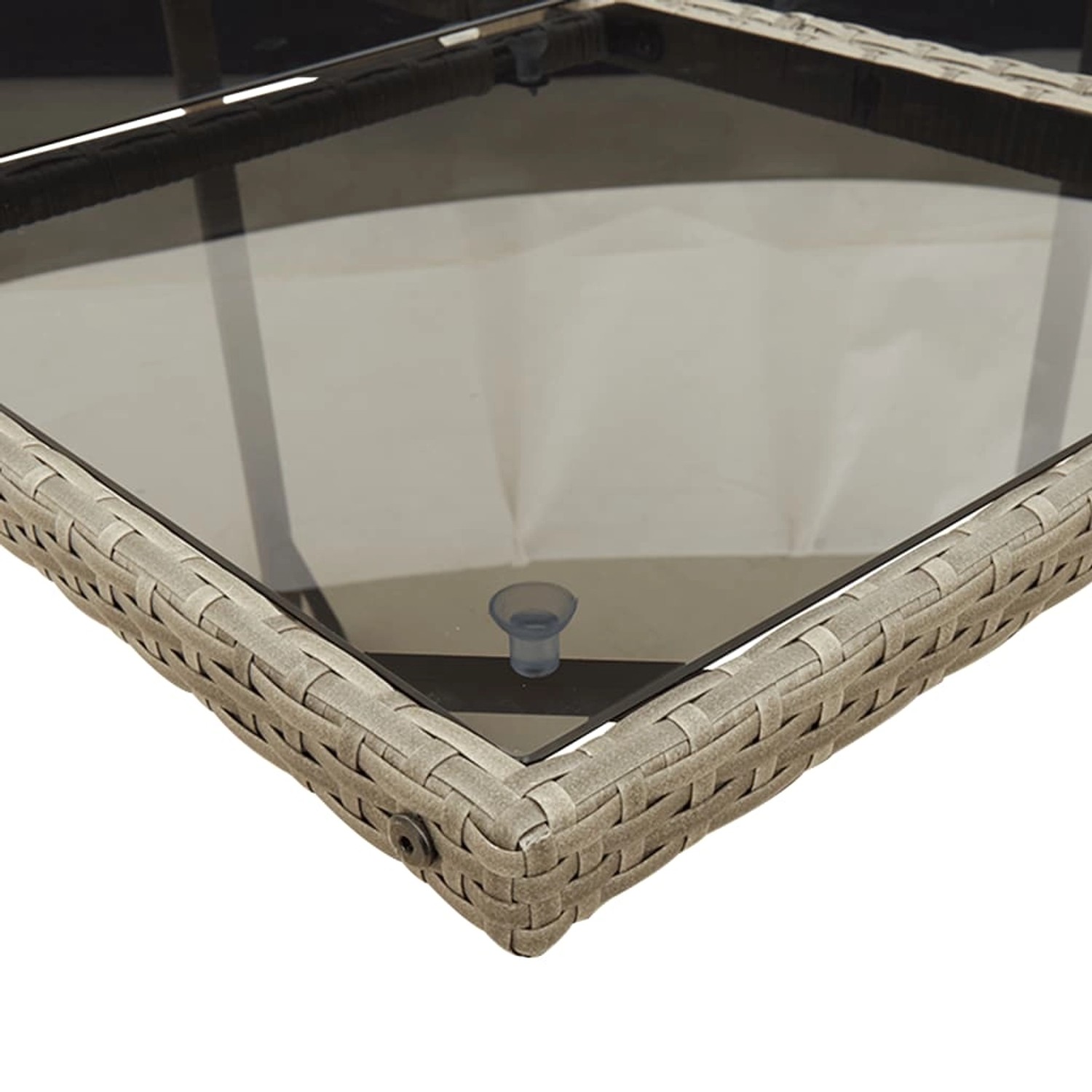 Detailansicht der grauen vidaXL Garten-Essgruppe: Tischplatte aus Glas und Rattan-Optik.